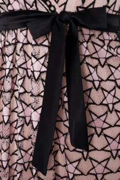 Ana Alcazar Limited Edition Kant Jurk Nimah -JurkChic Verkoop 046471 2562 f ana alcazar 3