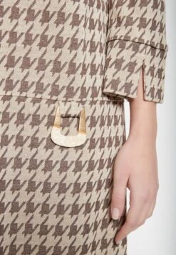 Ana Alcazar Houndstooth Jurk Beipy 12 Ana Alcazar Houndstooth Jurk Beipy -JurkChic Verkoop ana alcazar 048126 2979 8005